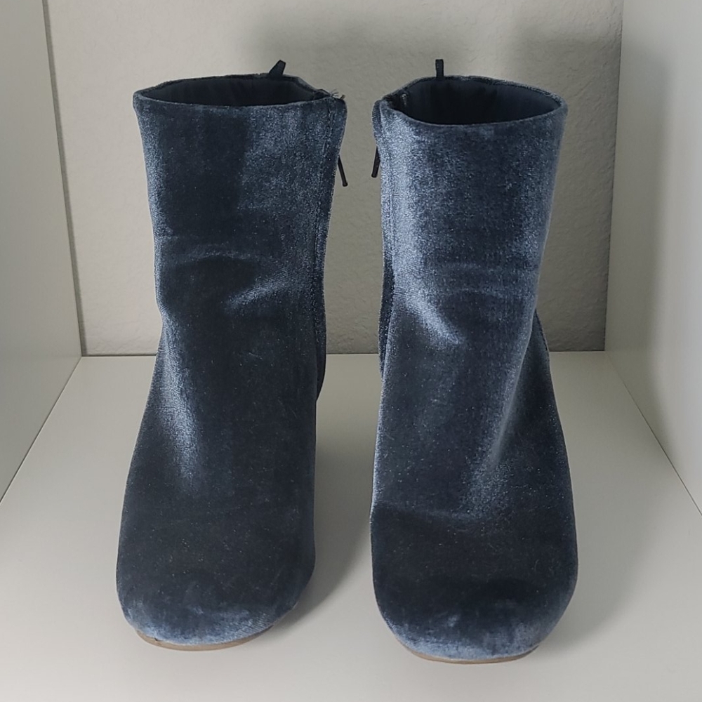 Old Navy blue velvet boot with chunky heel